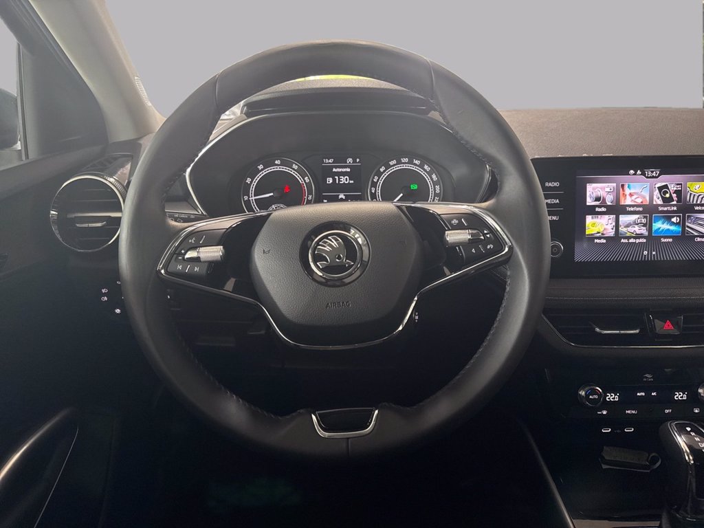 https://cdn-sm.caraffinity.it/images/vehicles/4715207/8/large