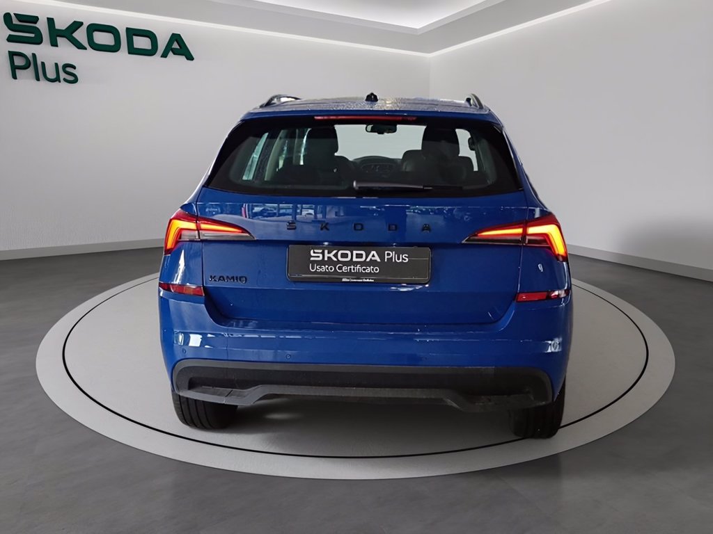 https://cdn-sm.caraffinity.it/images/vehicles/4715213/4/large
