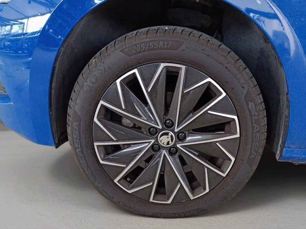 https://cdn-sm.caraffinity.it/images/vehicles/4715213/6/large
