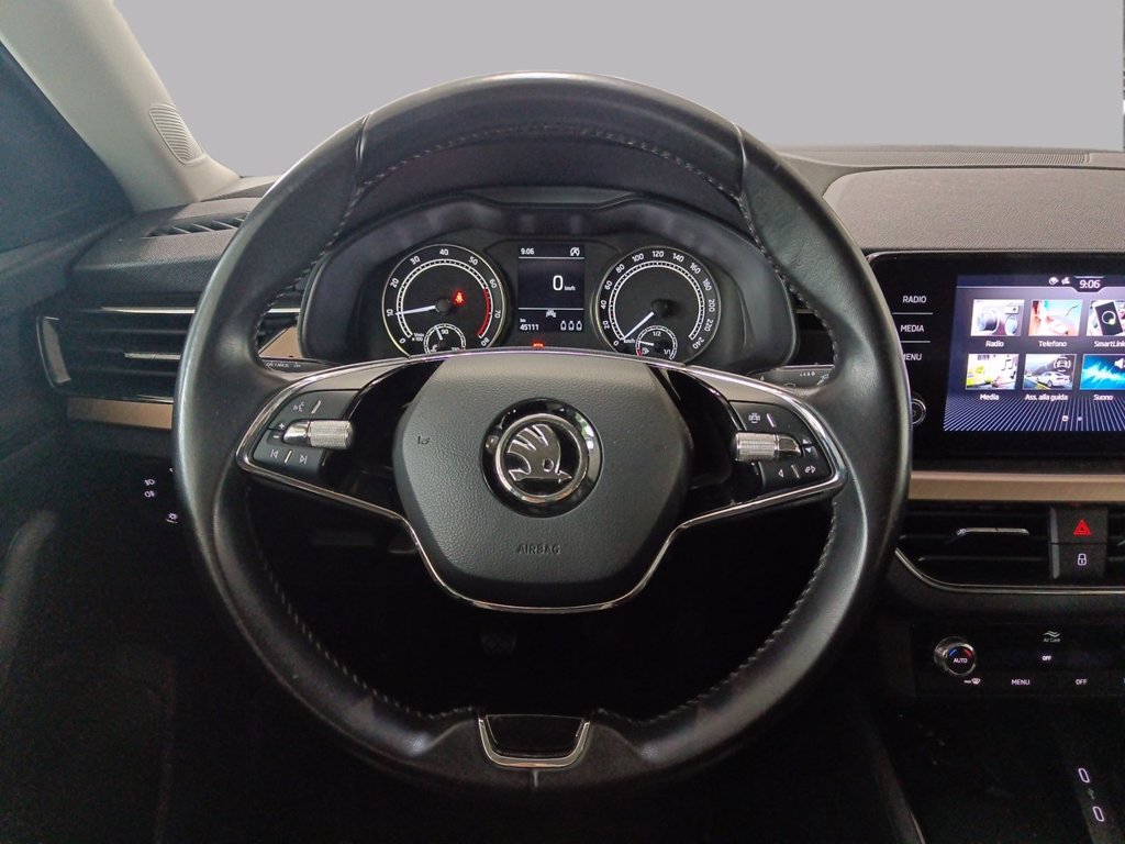 https://cdn-sm.caraffinity.it/images/vehicles/4715213/8/large