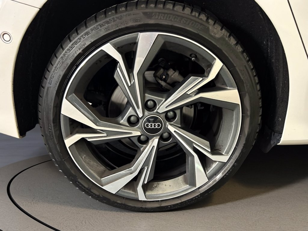 https://cdn-sm.caraffinity.it/images/vehicles/4715909/6/large