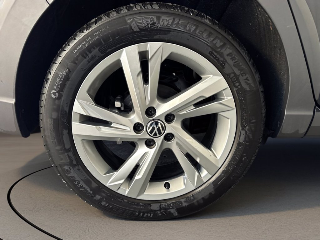 https://cdn-sm.caraffinity.it/images/vehicles/4717475/6/large