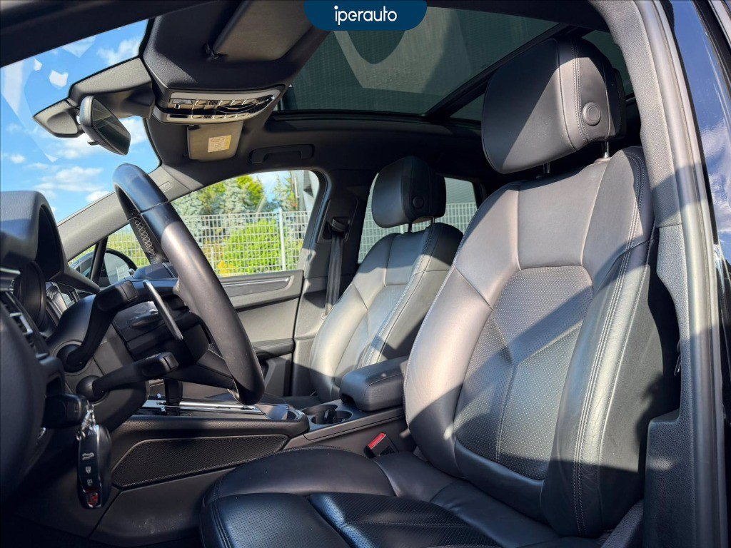 https://cdn-sm.caraffinity.it/images/vehicles/4718355/7/large