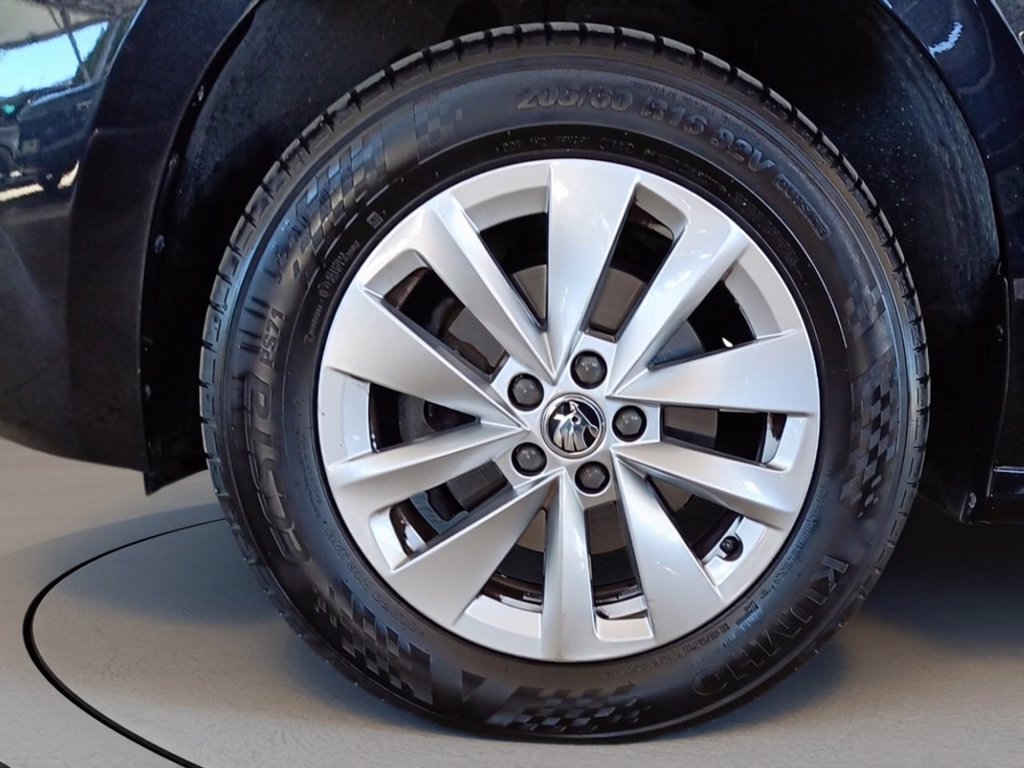 https://cdn-sm.caraffinity.it/images/vehicles/4718660/6/large