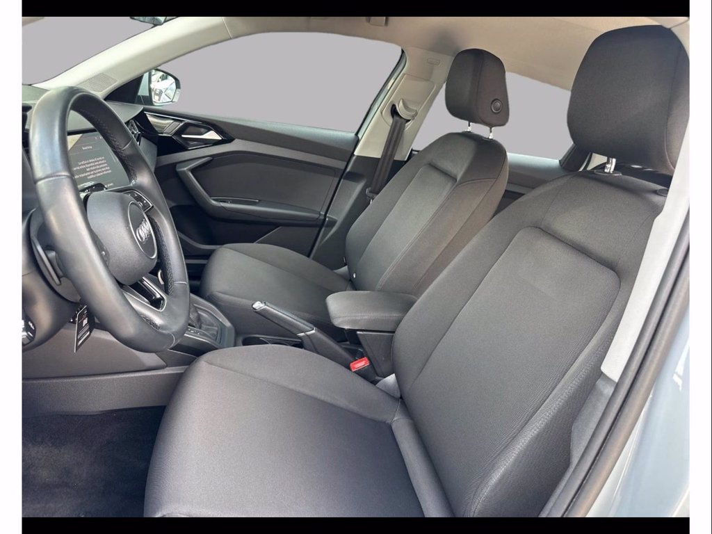 https://cdn-sm.caraffinity.it/images/vehicles/4721282/8/large