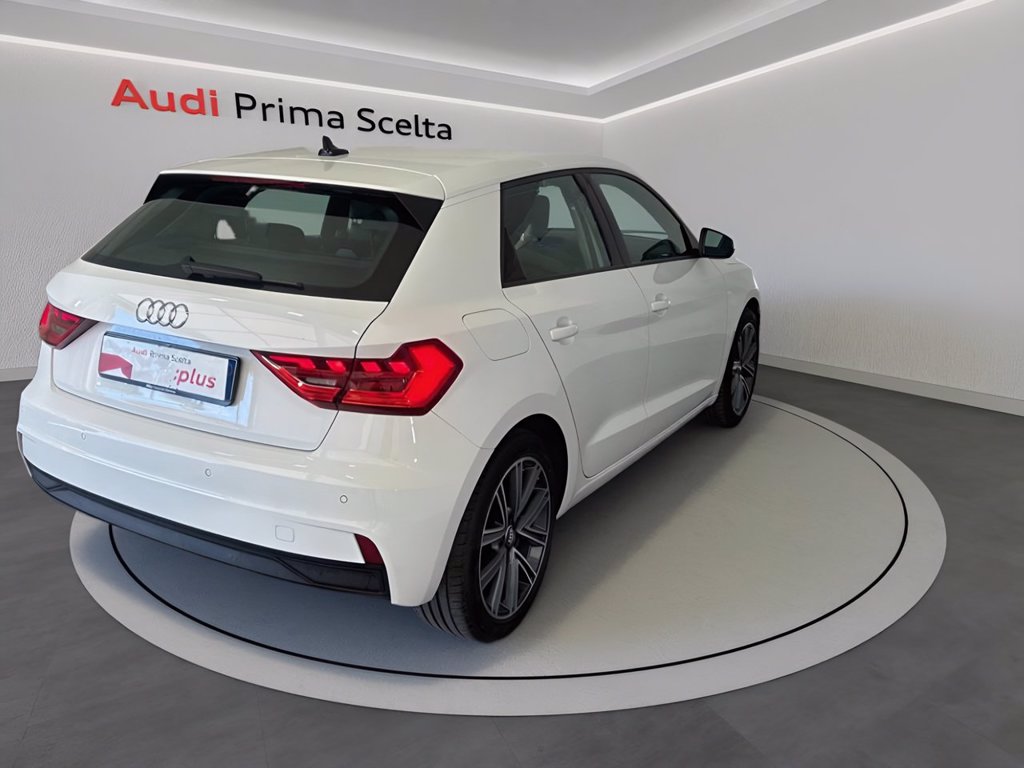 https://cdn-sm.caraffinity.it/images/vehicles/4721387/3/large
