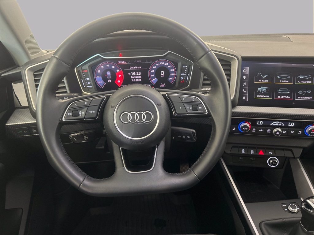 https://cdn-sm.caraffinity.it/images/vehicles/4721387/8/large