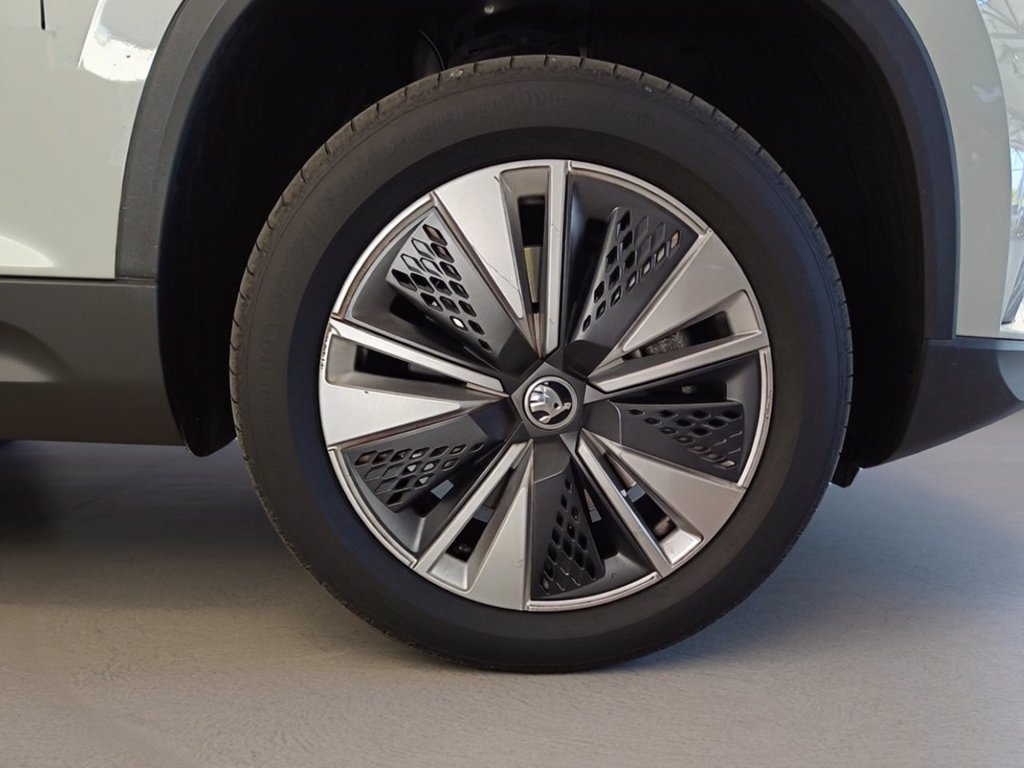 https://cdn-sm.caraffinity.it/images/vehicles/4723646/6/large