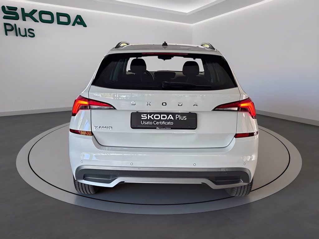 https://cdn-sm.caraffinity.it/images/vehicles/4723647/5/large