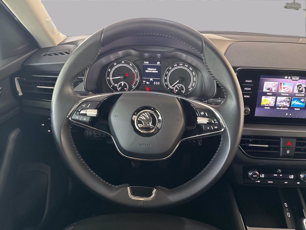 https://cdn-sm.caraffinity.it/images/vehicles/4723647/8/large