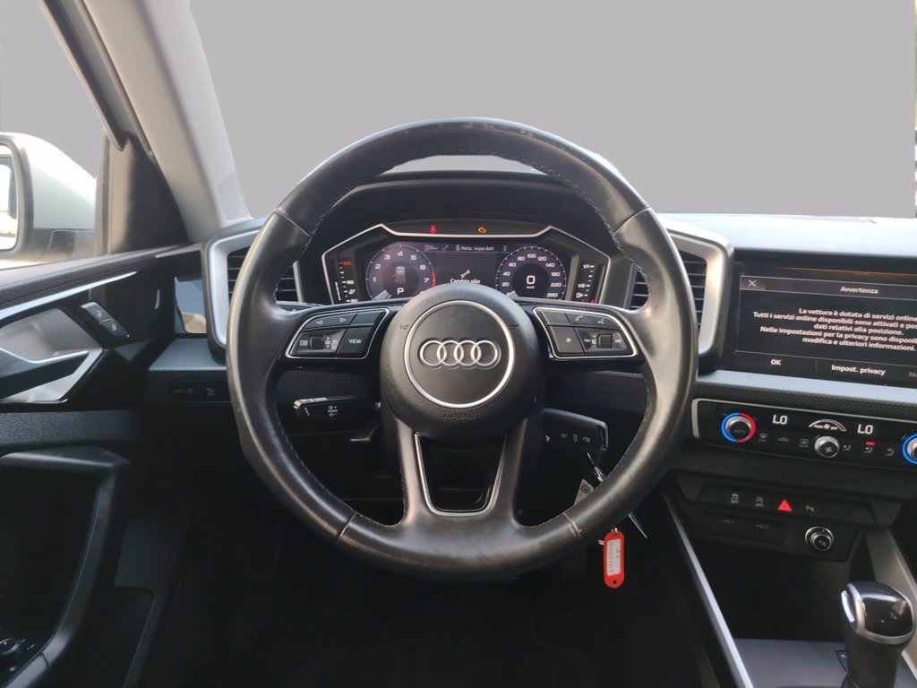 https://cdn-sm.caraffinity.it/images/vehicles/4723650/8/large