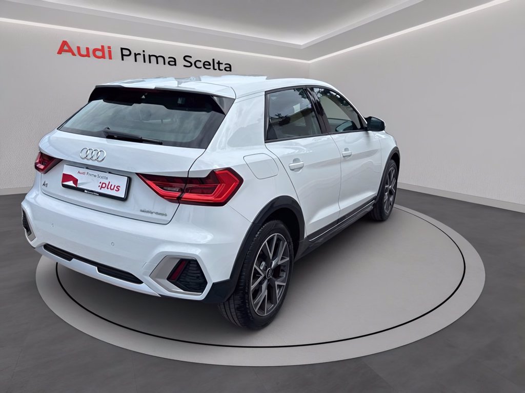 https://cdn-sm.caraffinity.it/images/vehicles/4725054/3/large