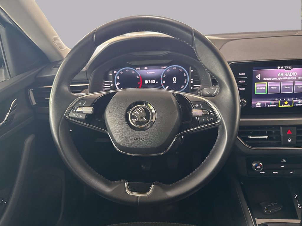 https://cdn-sm.caraffinity.it/images/vehicles/4728194/8/large