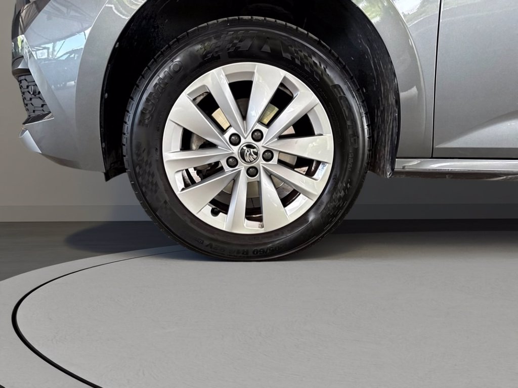 https://cdn-sm.caraffinity.it/images/vehicles/4728195/6/large