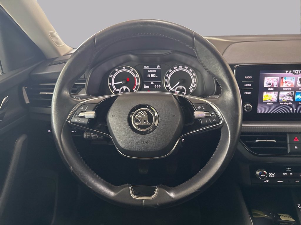 https://cdn-sm.caraffinity.it/images/vehicles/4728195/7/large