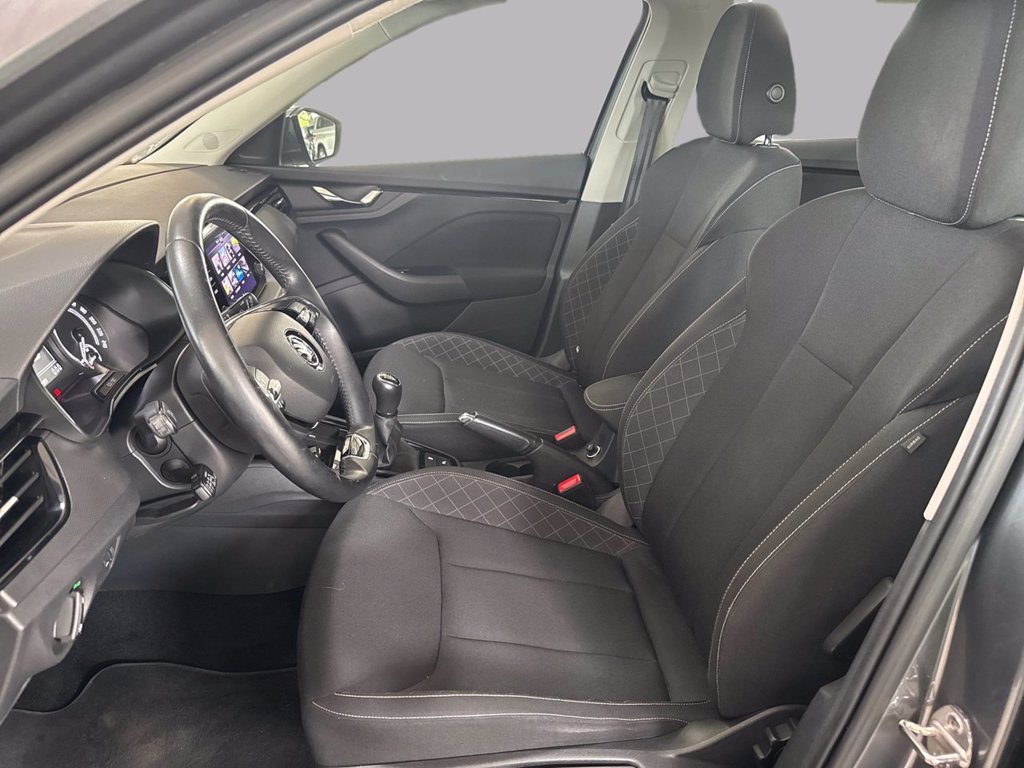 https://cdn-sm.caraffinity.it/images/vehicles/4728195/8/large