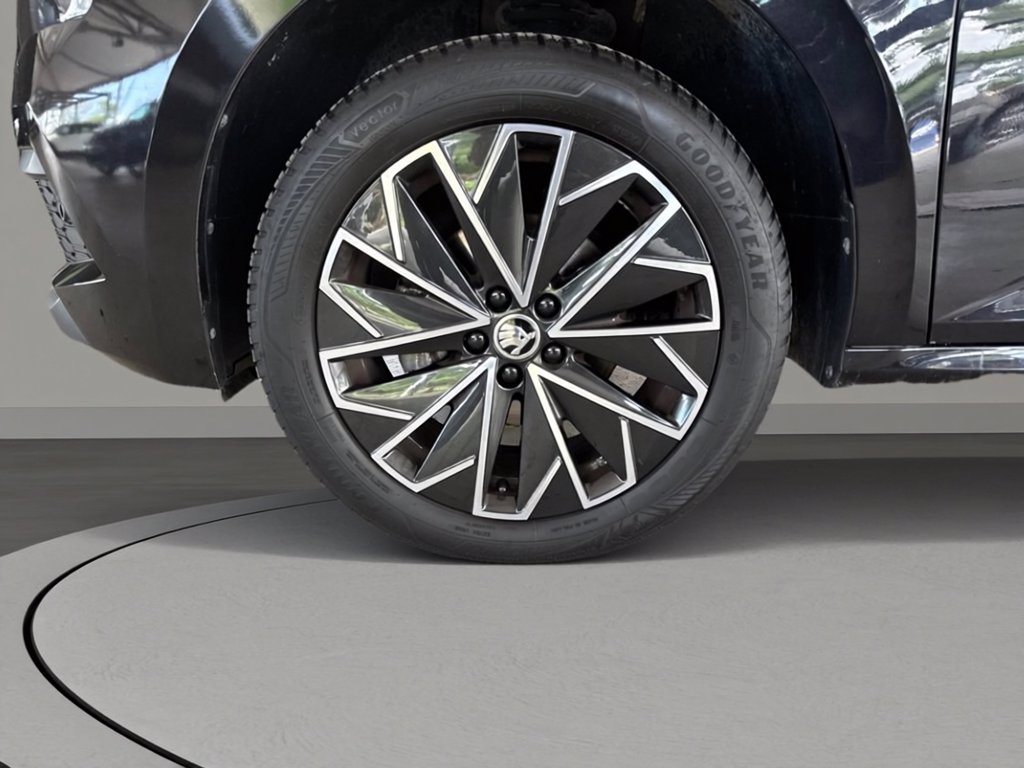 https://cdn-sm.caraffinity.it/images/vehicles/4728196/6/large