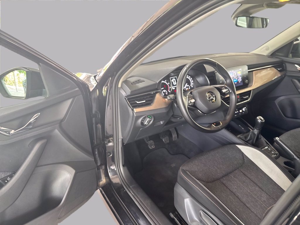 https://cdn-sm.caraffinity.it/images/vehicles/4728196/8/large