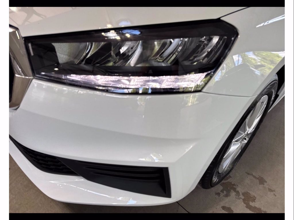 https://cdn-sm.caraffinity.it/images/vehicles/4730829/5/large