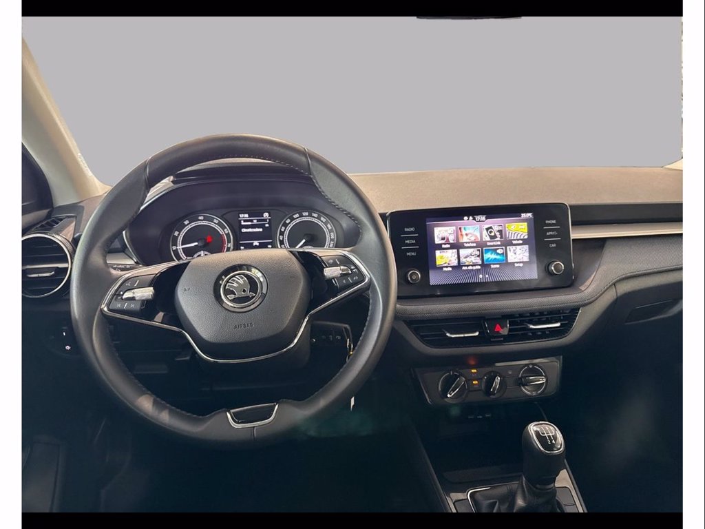 https://cdn-sm.caraffinity.it/images/vehicles/4730829/7/large