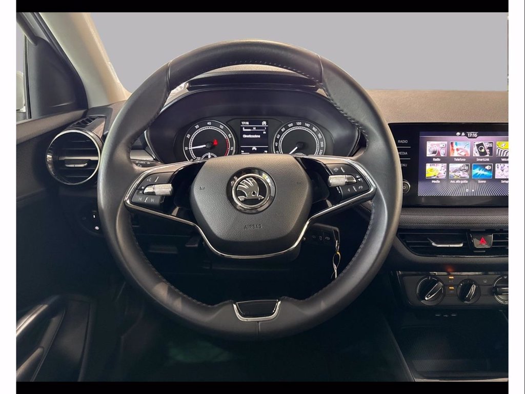 https://cdn-sm.caraffinity.it/images/vehicles/4730829/8/large