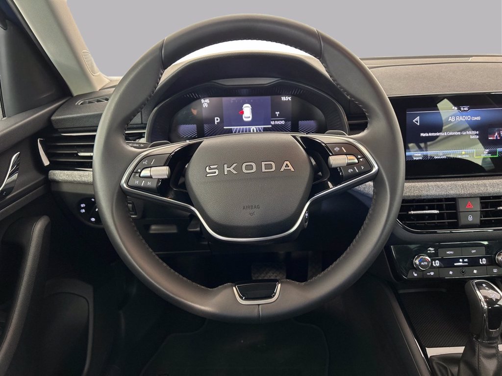 https://cdn-sm.caraffinity.it/images/vehicles/4731722/8/large