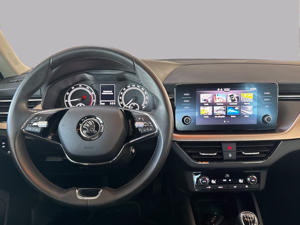 https://cdn-sm.caraffinity.it/images/vehicles/4731971/7/large
