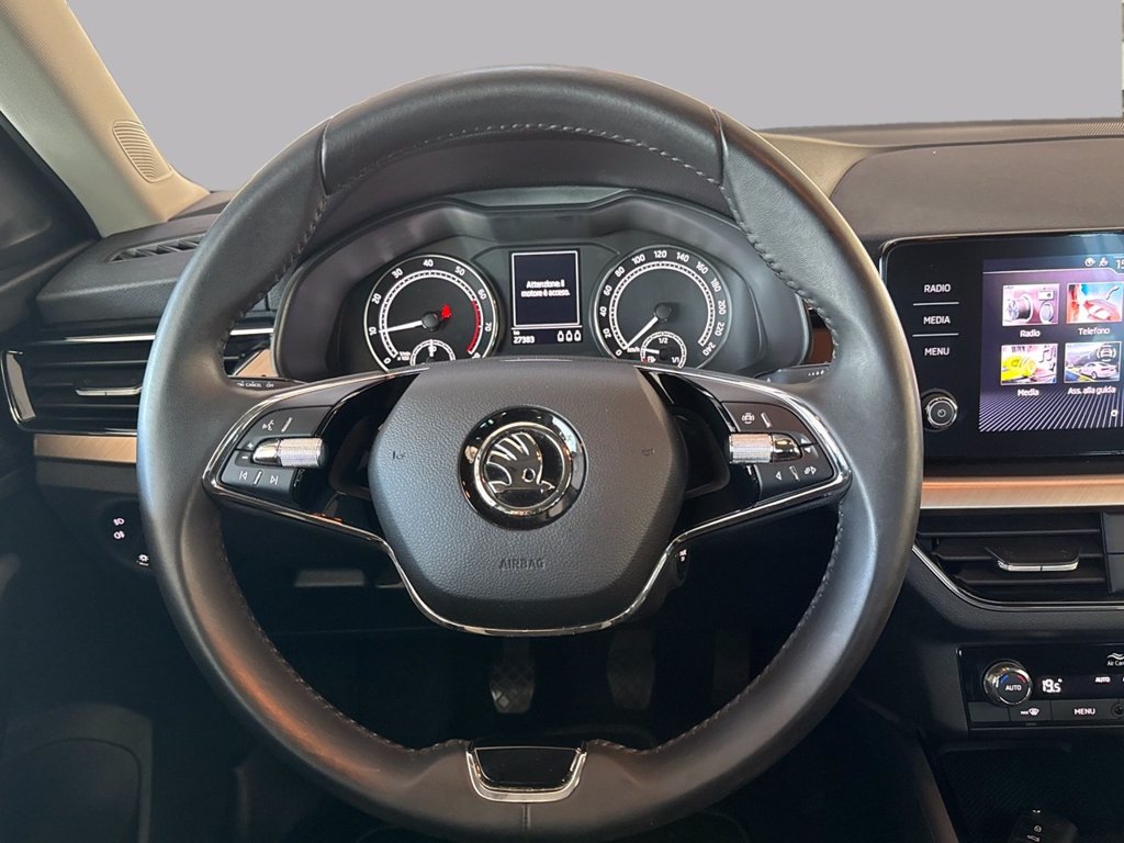 https://cdn-sm.caraffinity.it/images/vehicles/4731971/8/large