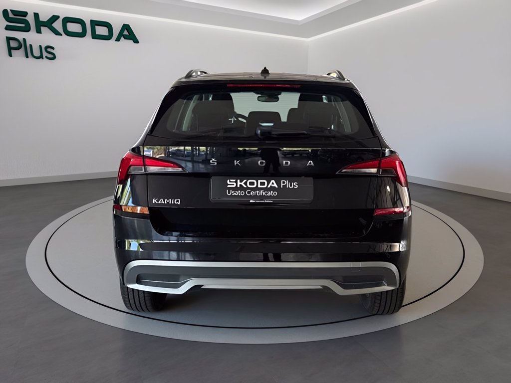 https://cdn-sm.caraffinity.it/images/vehicles/4731977/4/large