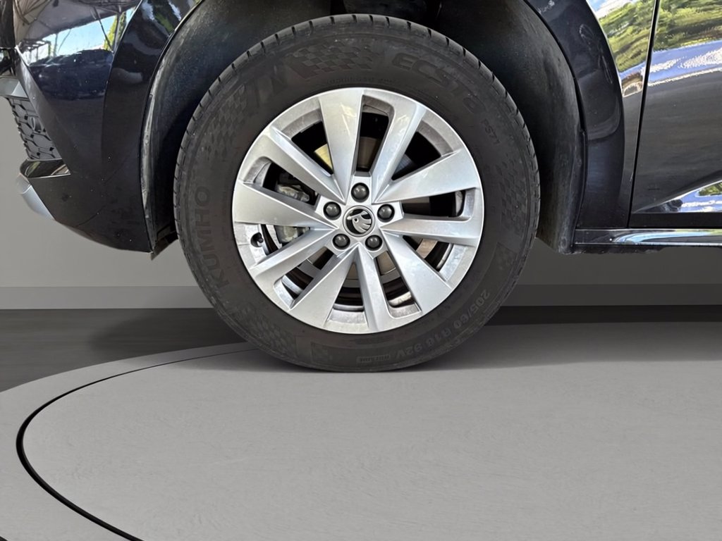 https://cdn-sm.caraffinity.it/images/vehicles/4731977/6/large