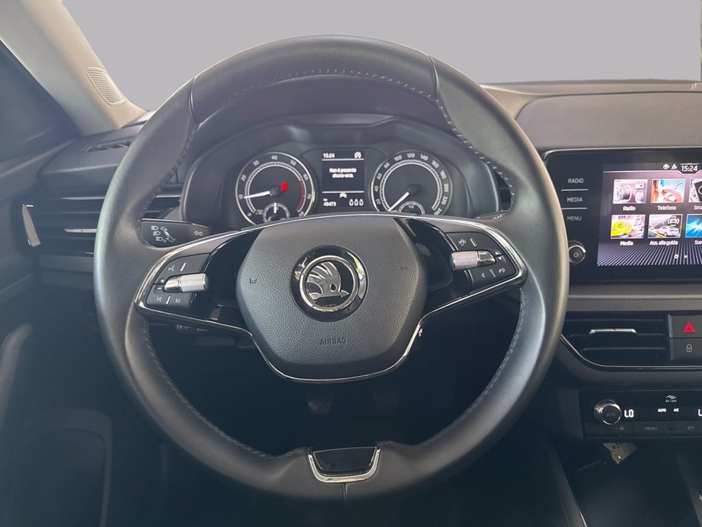 https://cdn-sm.caraffinity.it/images/vehicles/4731977/8/large