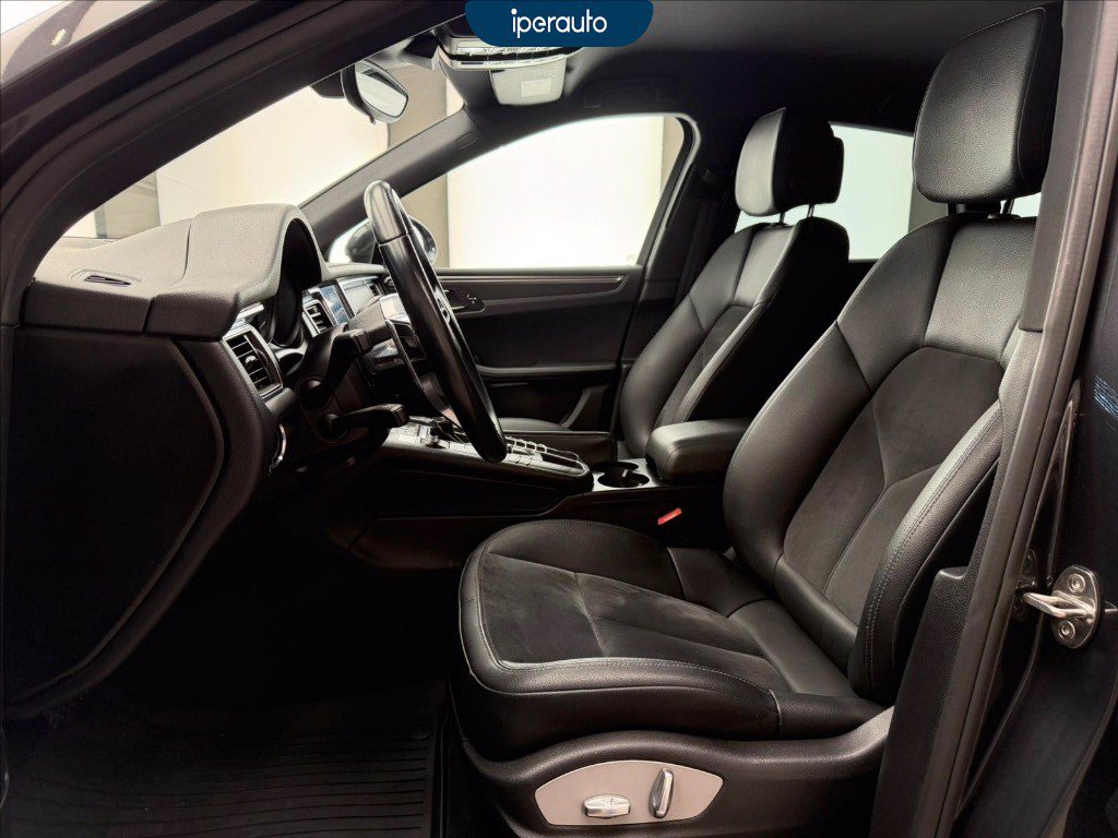 https://cdn-sm.caraffinity.it/images/vehicles/4733922/6/large