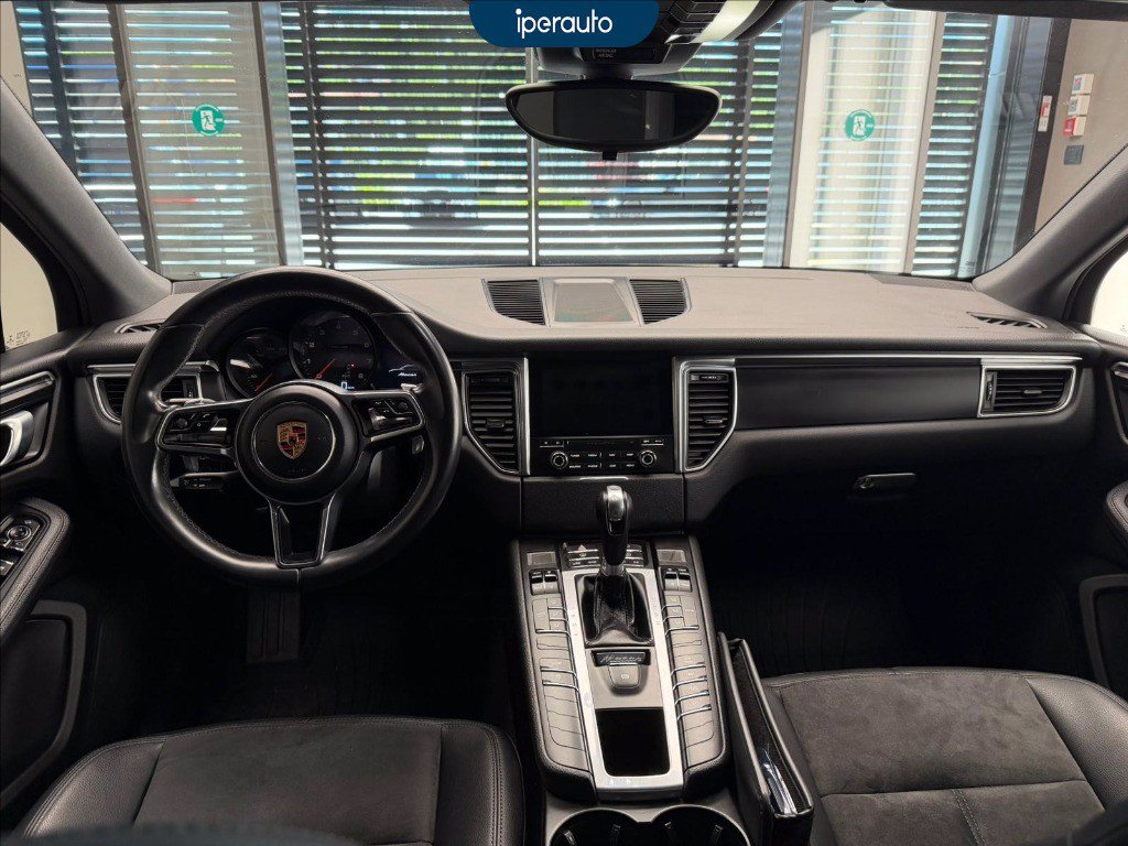 https://cdn-sm.caraffinity.it/images/vehicles/4733922/8/large