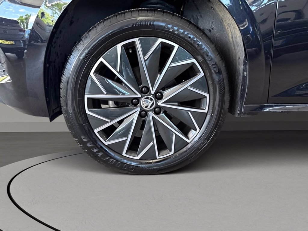 https://cdn-sm.caraffinity.it/images/vehicles/4734316/6/large