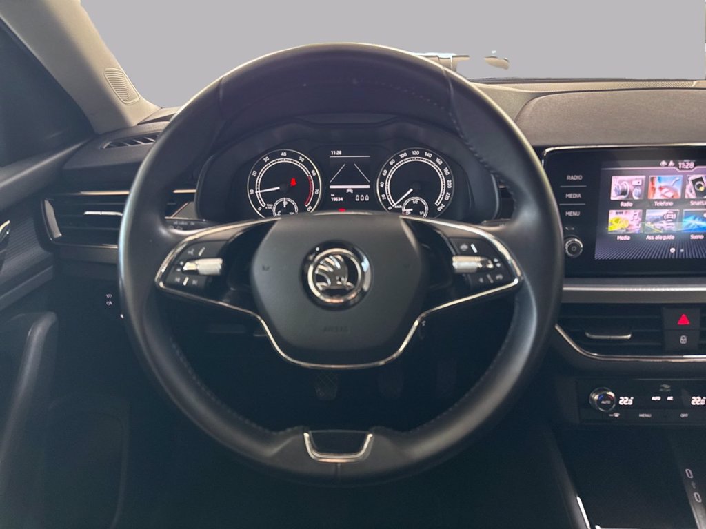 https://cdn-sm.caraffinity.it/images/vehicles/4734316/8/large