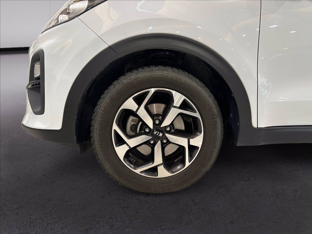 https://cdn-sm.caraffinity.it/images/vehicles/4734683/8/large