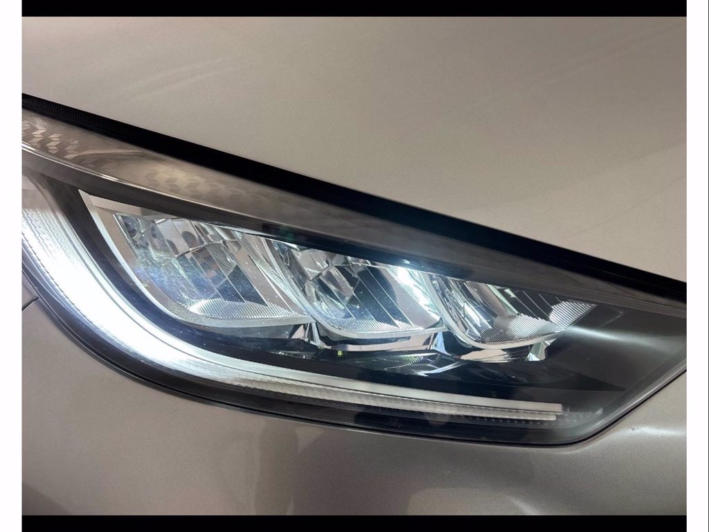 https://cdn-sm.caraffinity.it/images/vehicles/4736584/5/large