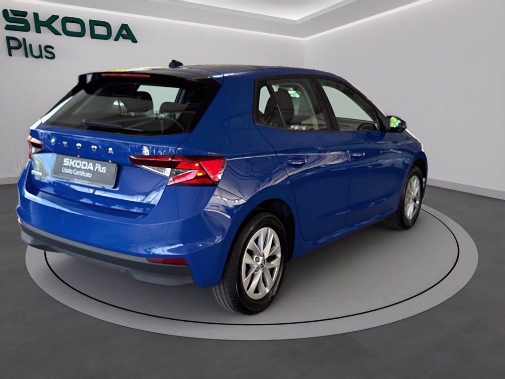 https://cdn-sm.caraffinity.it/images/vehicles/4736592/3/large
