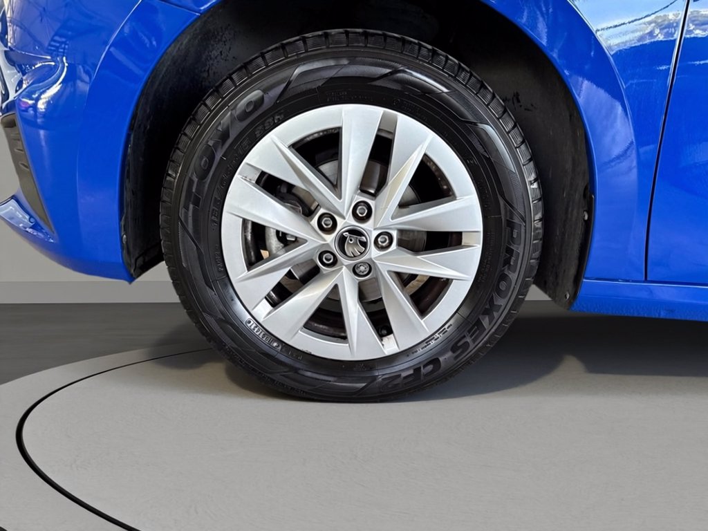 https://cdn-sm.caraffinity.it/images/vehicles/4736592/6/large