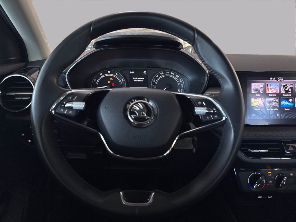 https://cdn-sm.caraffinity.it/images/vehicles/4736592/8/large
