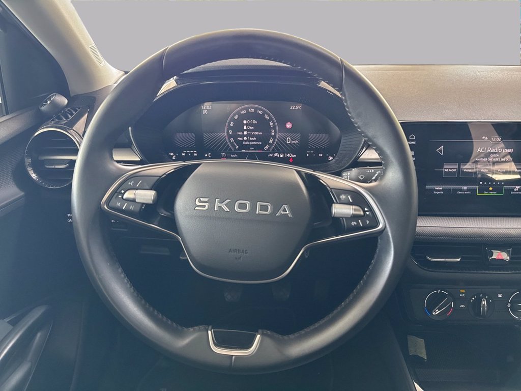 https://cdn-sm.caraffinity.it/images/vehicles/4736594/7/large