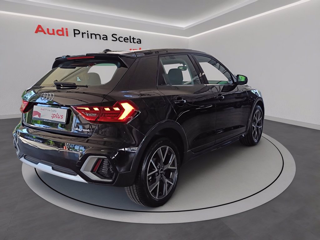 https://cdn-sm.caraffinity.it/images/vehicles/4739100/3/large