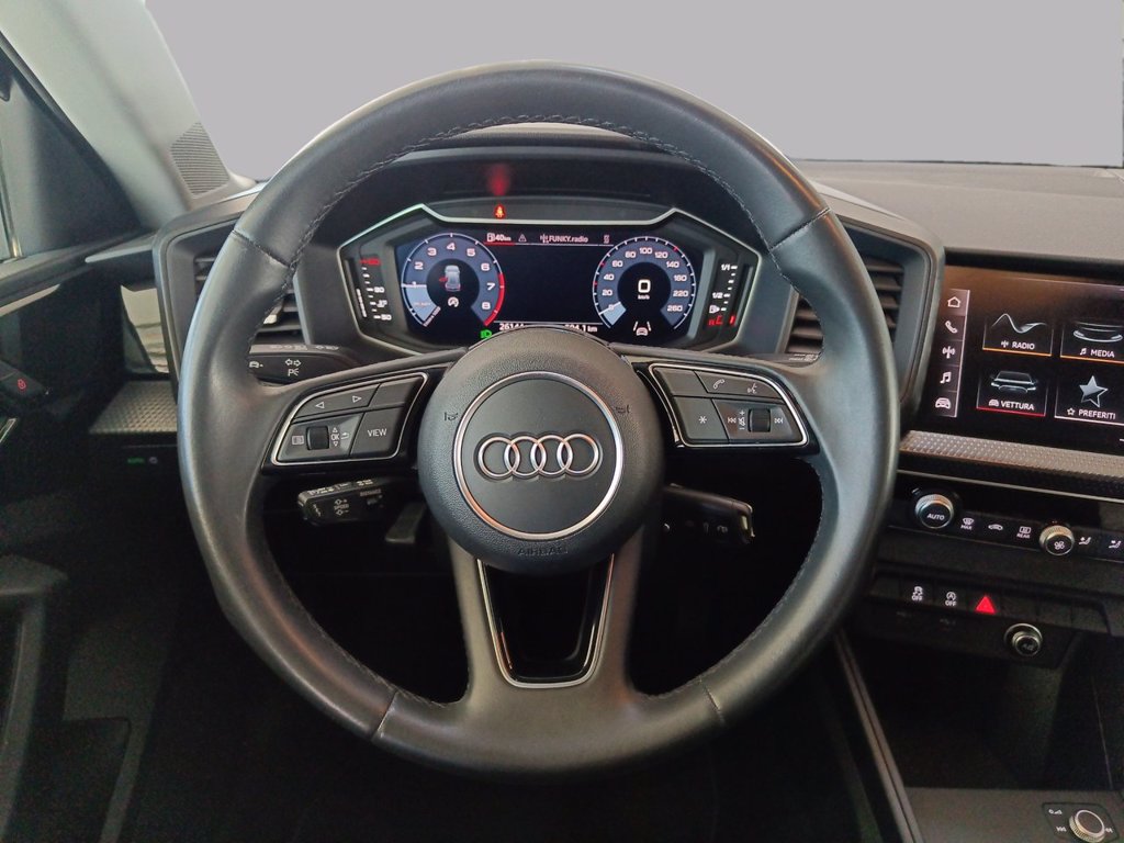https://cdn-sm.caraffinity.it/images/vehicles/4739100/8/large