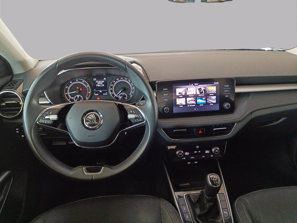 https://cdn-sm.caraffinity.it/images/vehicles/4741447/7/large