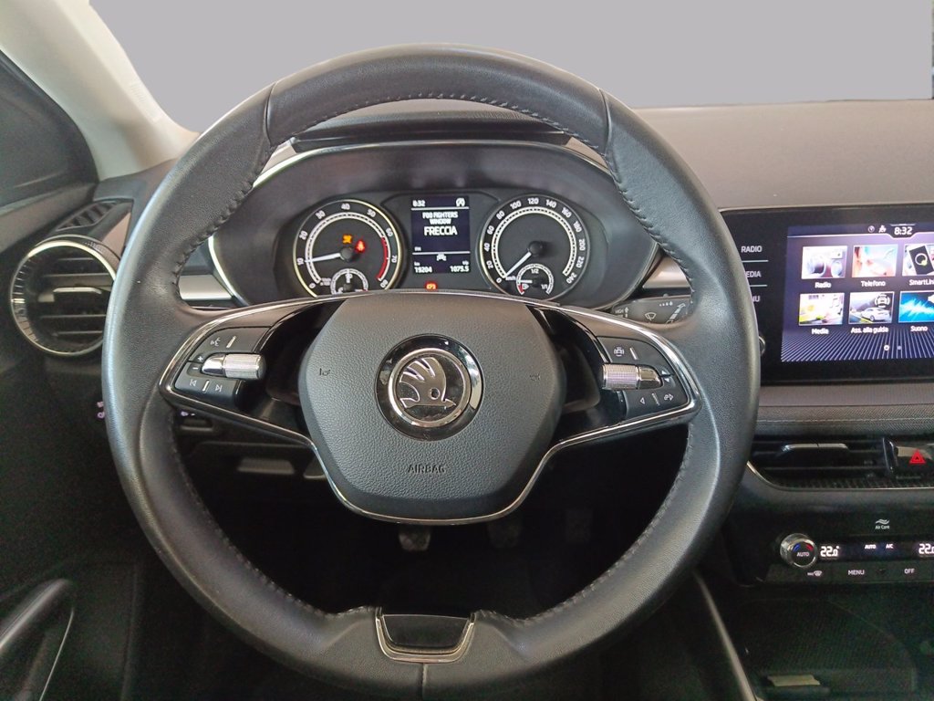 https://cdn-sm.caraffinity.it/images/vehicles/4741447/8/large