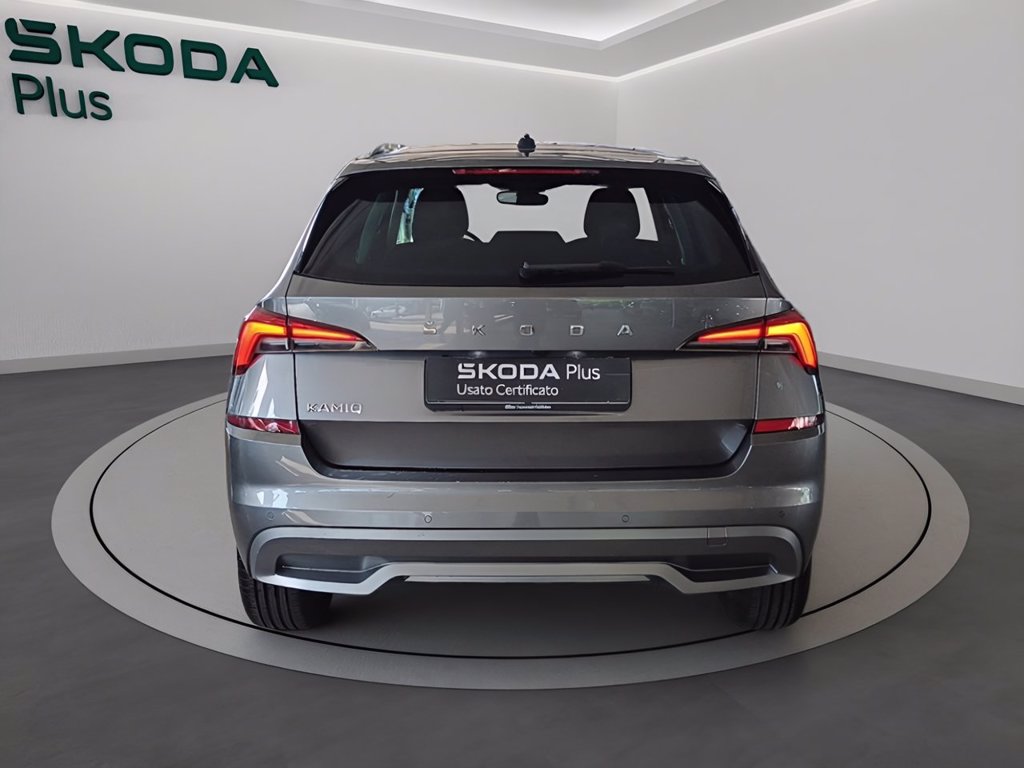 https://cdn-sm.caraffinity.it/images/vehicles/4741450/4/large