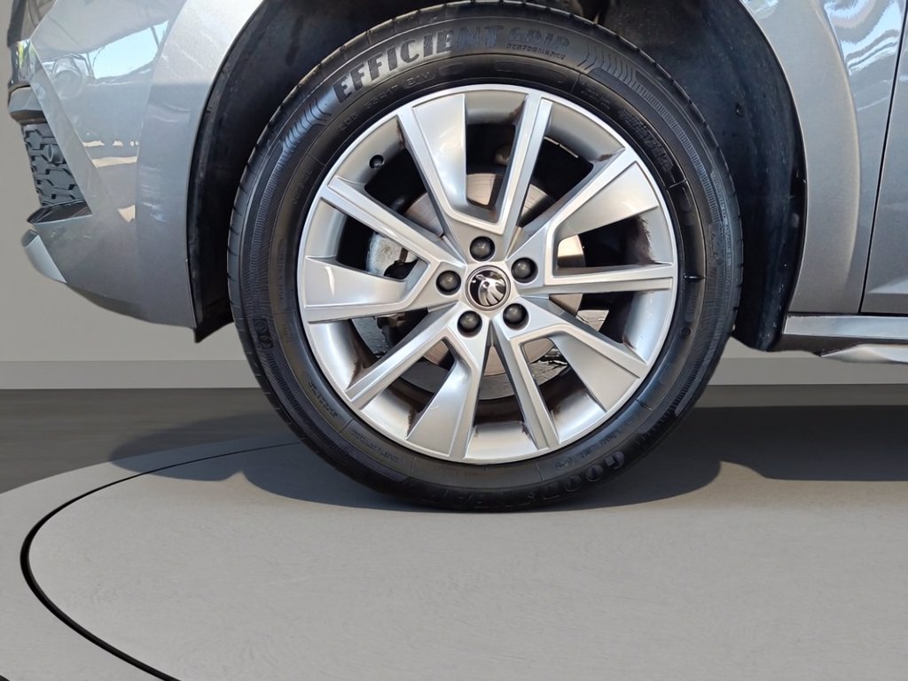 https://cdn-sm.caraffinity.it/images/vehicles/4741450/6/large