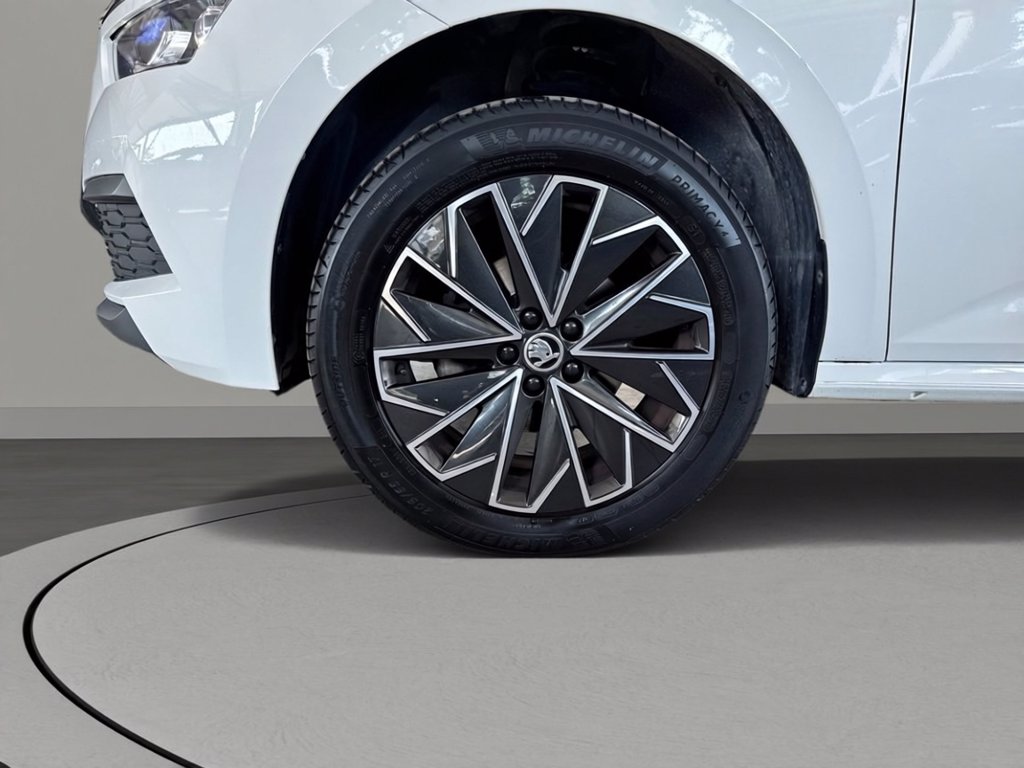 https://cdn-sm.caraffinity.it/images/vehicles/4743390/6/large