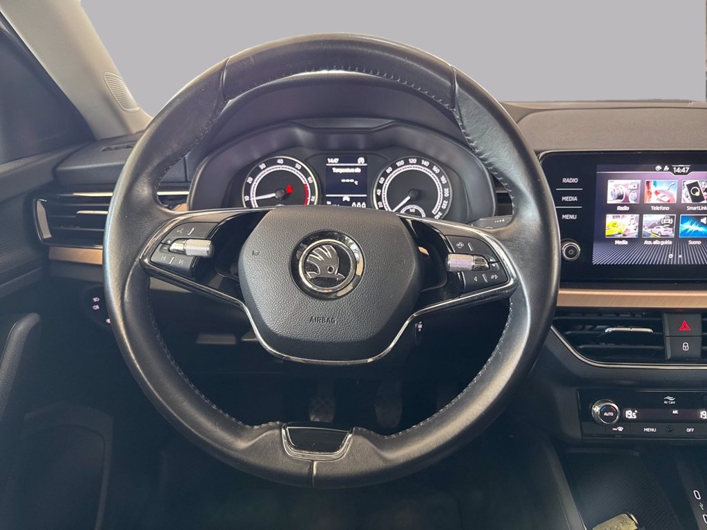 https://cdn-sm.caraffinity.it/images/vehicles/4743390/8/large
