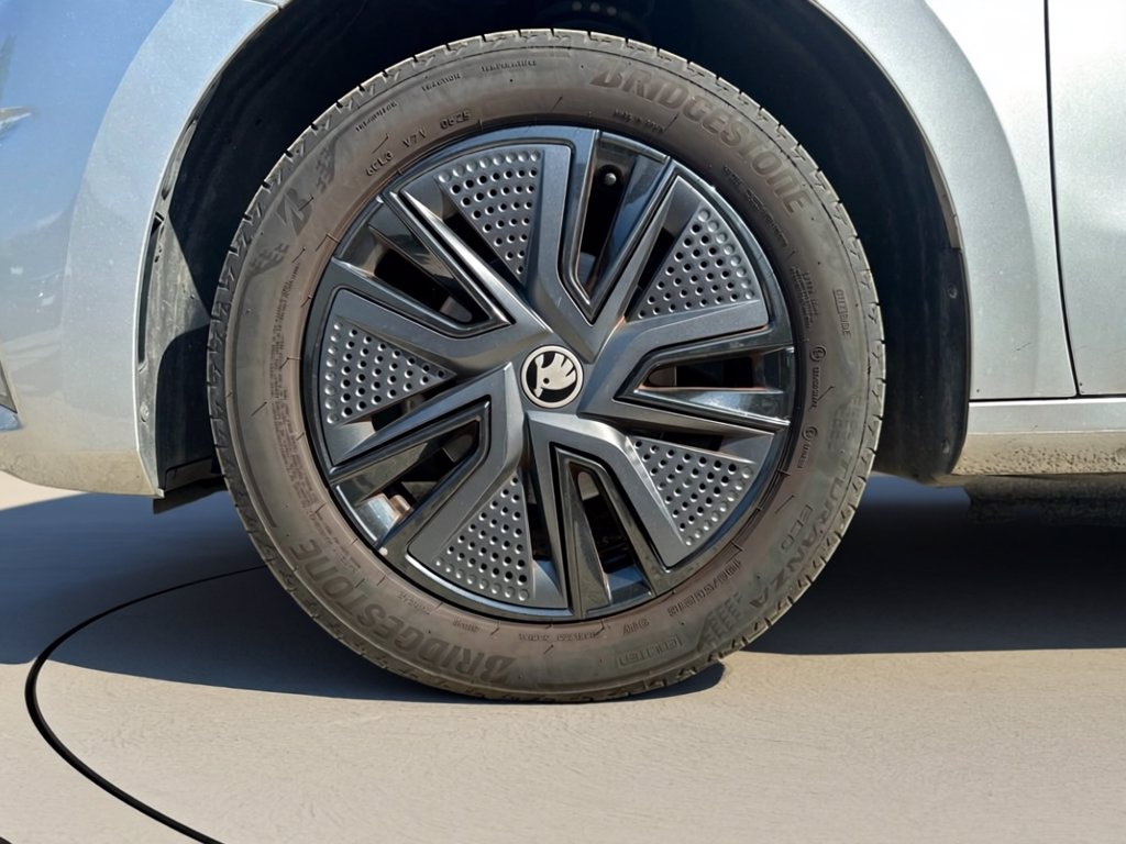 https://cdn-sm.caraffinity.it/images/vehicles/4743391/6/large